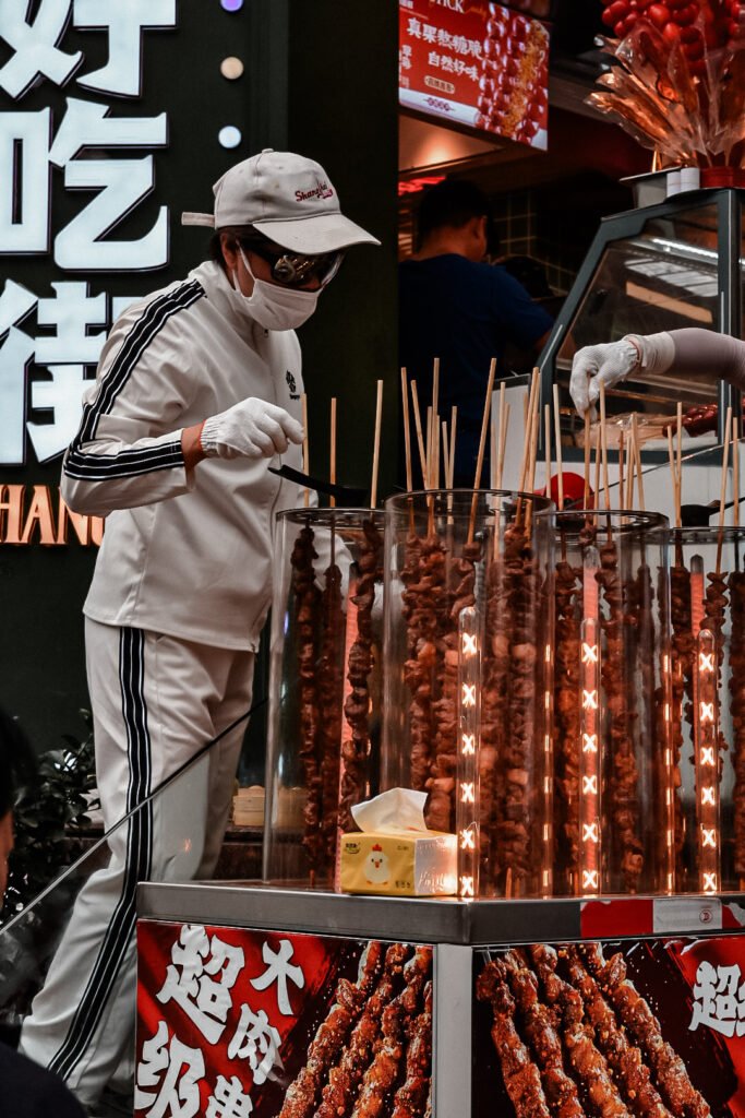Que faire à Shanghai en 3 jours : itinéraire complet 4 stand de brochettes sur Nanjing Road lors de ma visite de Shanghai en 3 jours