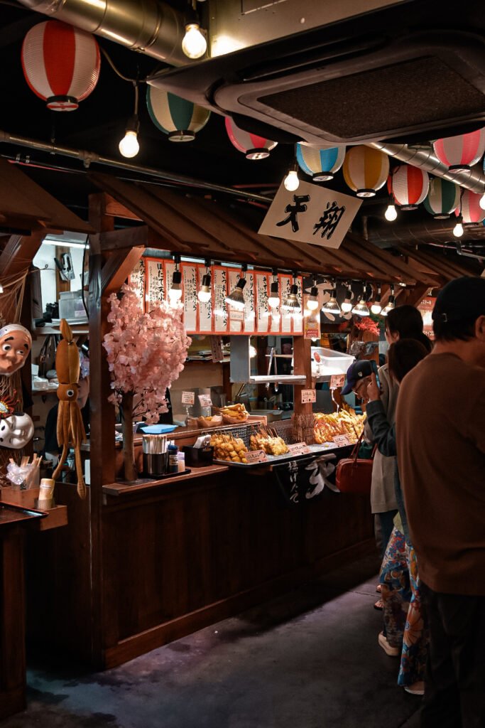 petit stand au marché de Nishiki à Kyoto