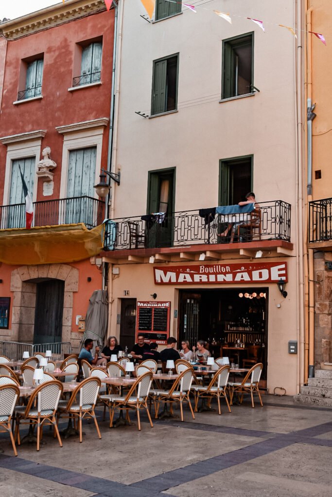Visiter Collioure en 2 jours : guide + itinéraire 6 terrasse bar collioure
