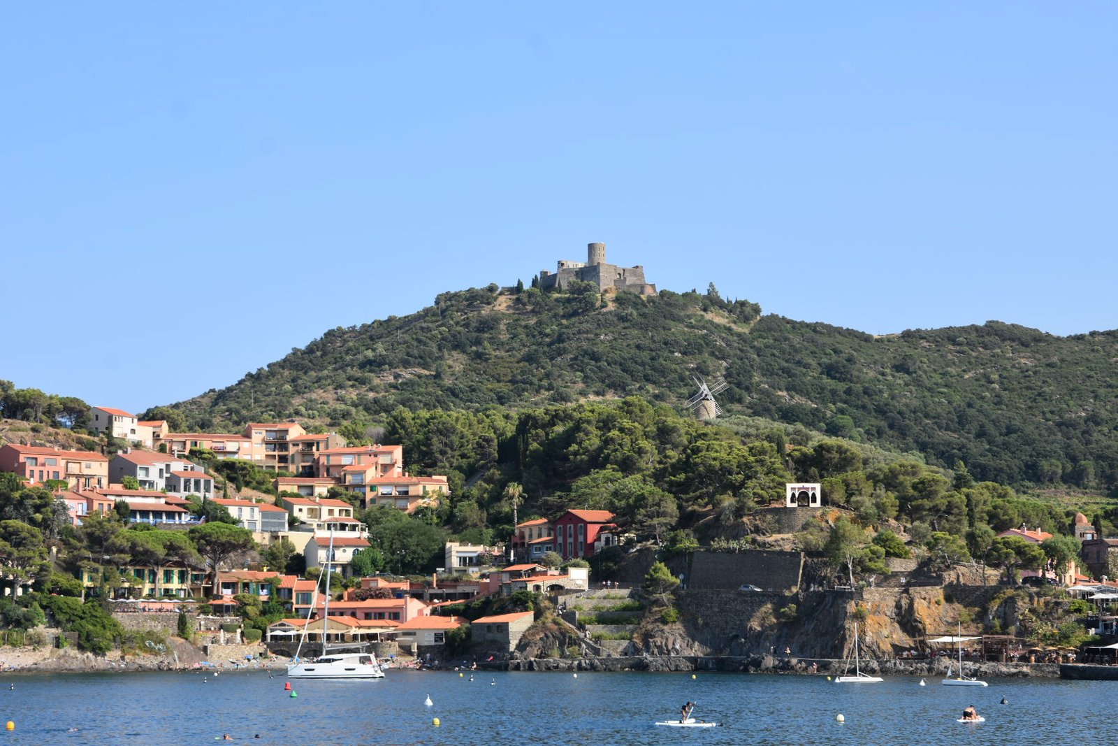 Visiter Collioure en 2 jours : guide + itinéraire 1 vue sur le fort depuis le port lors de ma visite de Collioure