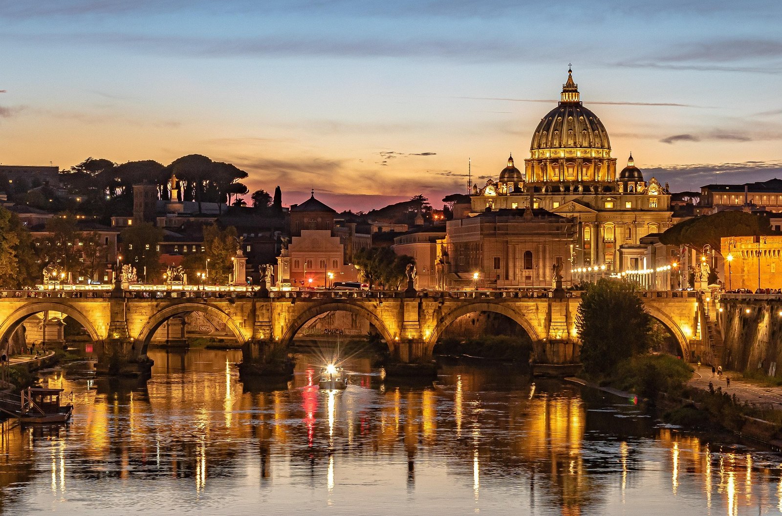 Visiter le Vatican : guide complet + conseils 1 Vue sur la Place Saint-Pierre, la Basilique au Vatican et sa coupole