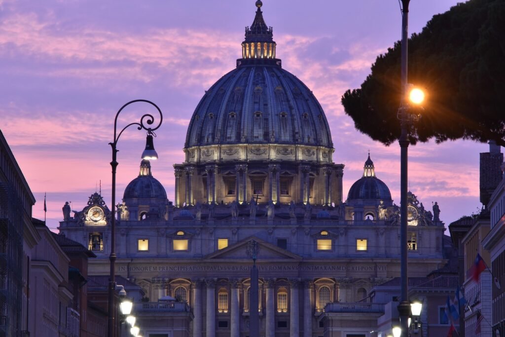 Visiter le Vatican : guide complet + conseils 5 La coupole du Vatican illuminée de nuit
