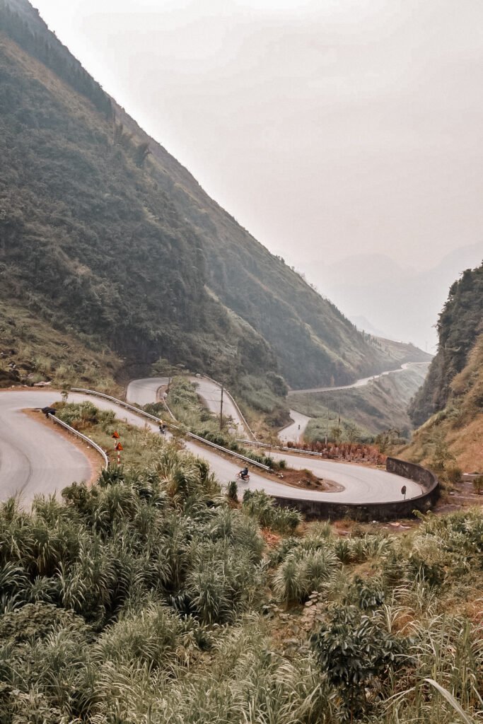 La Ha Giang Loop à moto : itinéraire complet + conseils 8 Mythique route entre Ha Giang et Dong Van qui serpente entre les montagnes