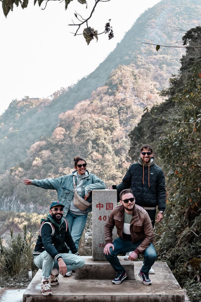 La Ha Giang Loop à moto : itinéraire complet + conseils 9 mes amis et moi à la frontière chinoise lors de nos 3 jours à travers la Ha Giang Loop à moto