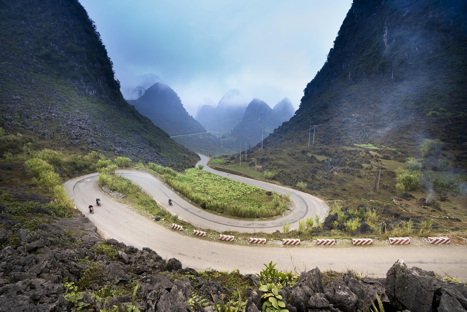 La Ha Giang Loop à moto : itinéraire complet + conseils 1 Motos qui roulent face au col de Ma Pi Leng sur la Ha Giang Loop