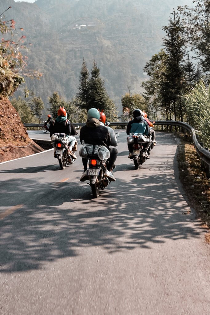 La Ha Giang Loop à moto : itinéraire complet + conseils 3 groupe d'amis lors de la Ha Giang Loop à moto