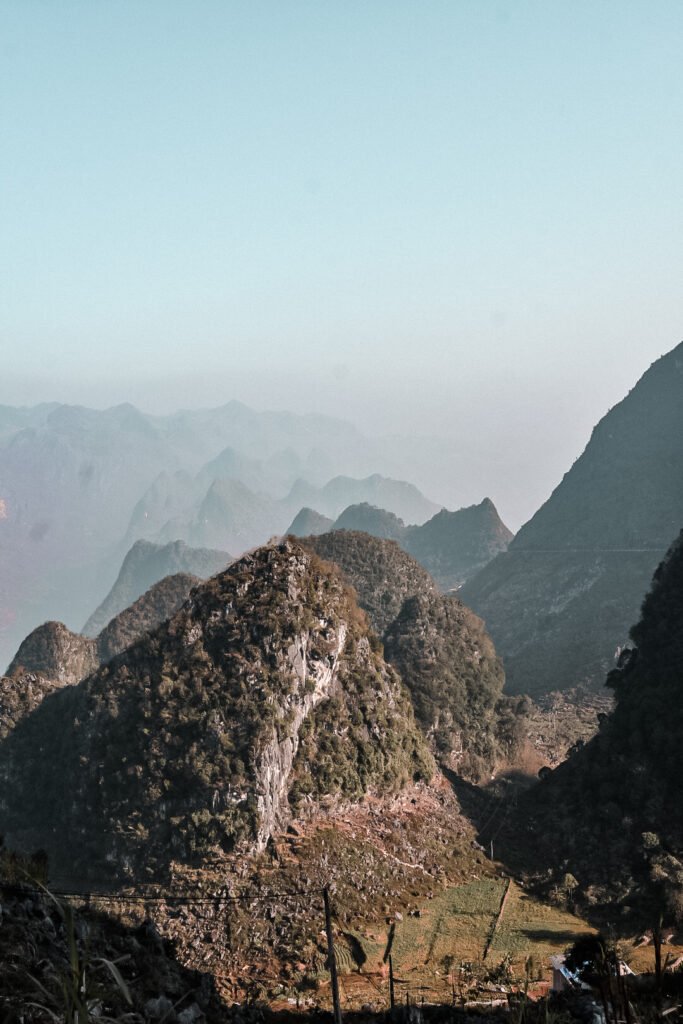 La Ha Giang Loop à moto : itinéraire complet + conseils 6 Paysage montagneux depuis la route lors de ma visite de la Ha Giang Loop en 3 jours