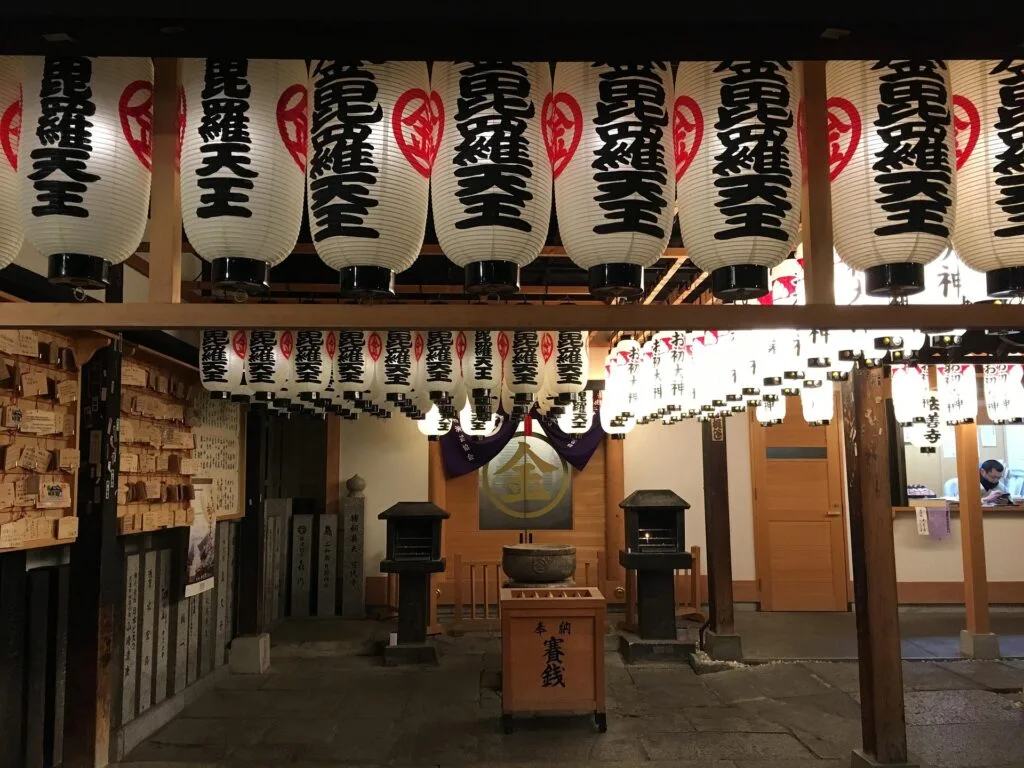 devanture d'un petit hôtel où dormir à Osaka