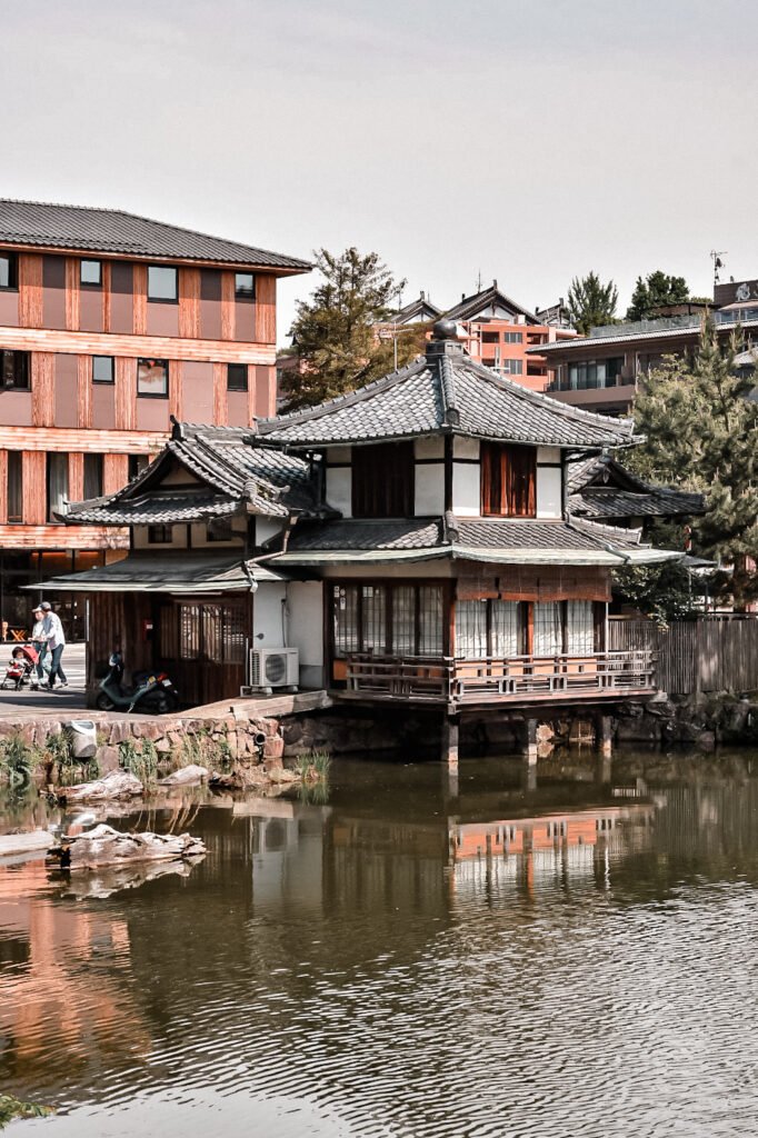 petit sanctuaire au bord de l'eau au coeur de Nara