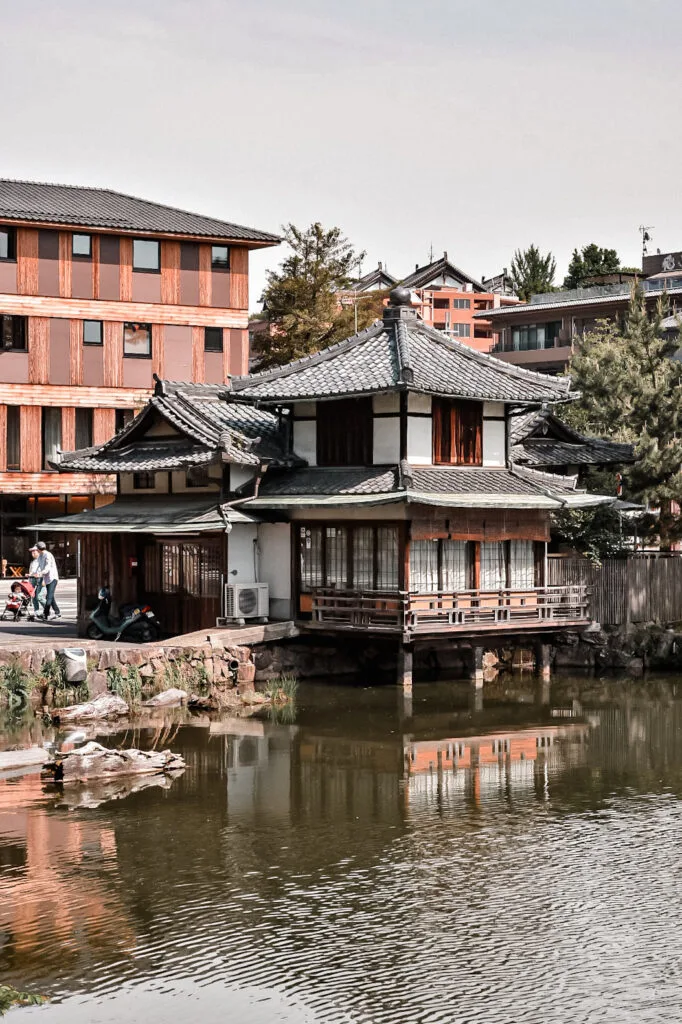 Que faire à Nara en une journée : programme + conseils 11 petit sanctuaire au bord de l'eau au coeur de Nara