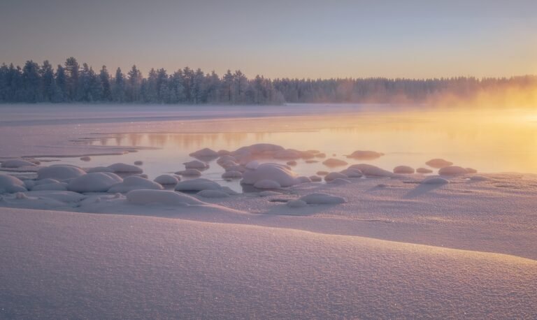 Vue sur les paysages glacés de la Laponie au lever du soleil