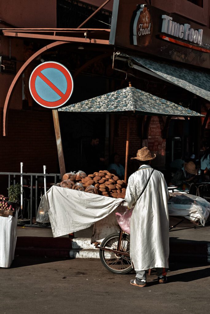 épicier ambulant dans les rues de Marrakech