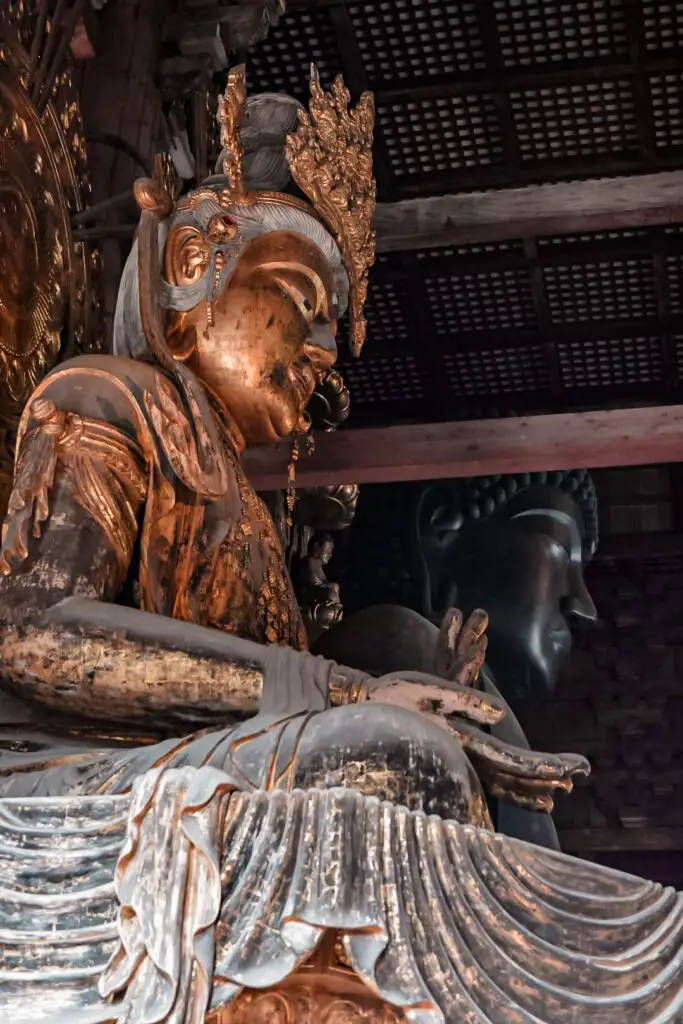 temple avec une immense statue de bouddha