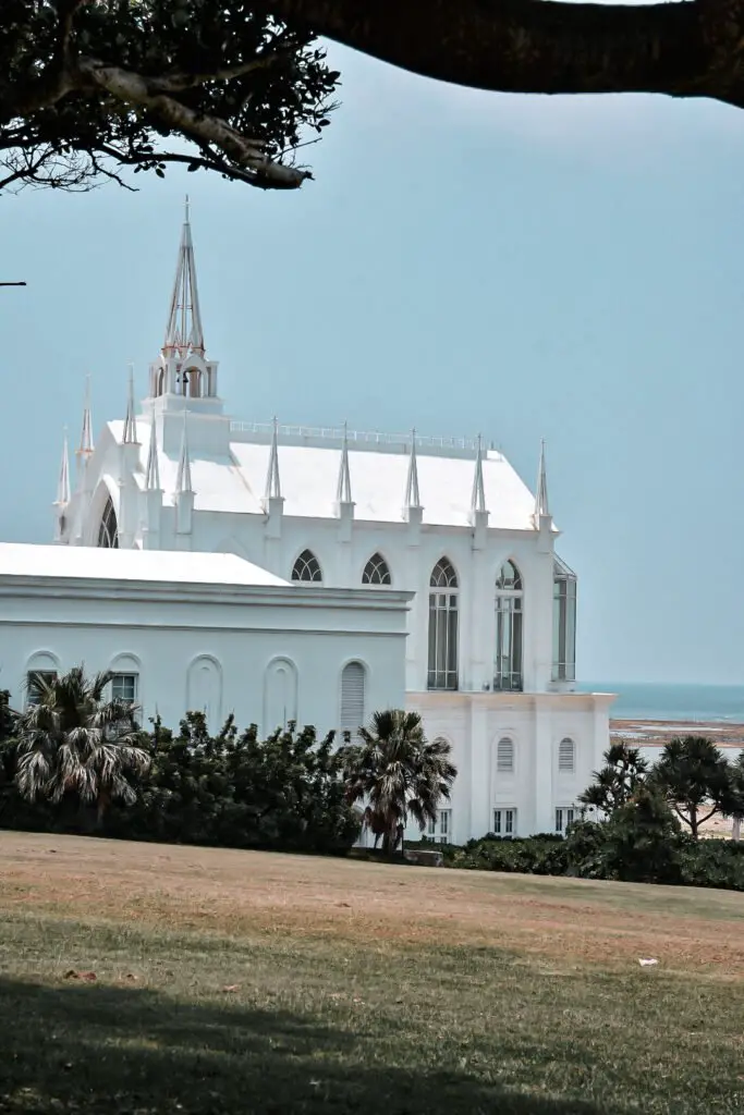 église face à la mer à Okinawa