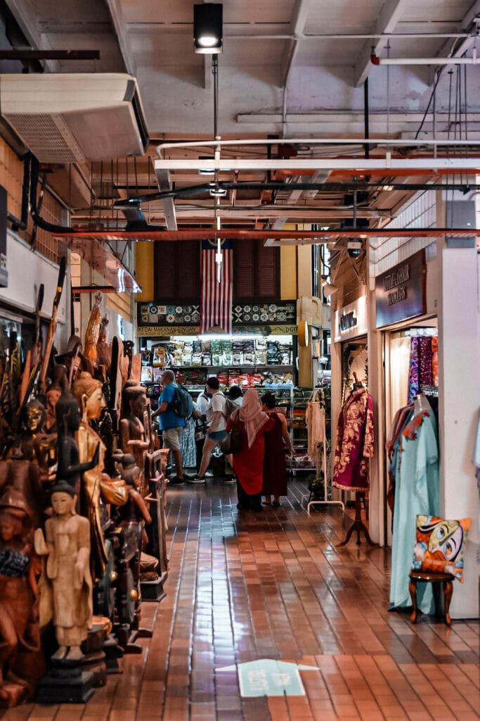 Promenade à travers les étals de Central Market en plein coeur de Kuala Lumpur