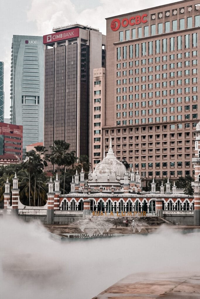 La vue depuis la sortie du train en centre-ville de Kuala Lumpur