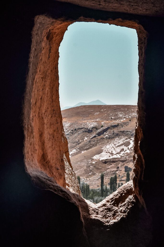 vue sur les vallées depuis église en Cappadoce