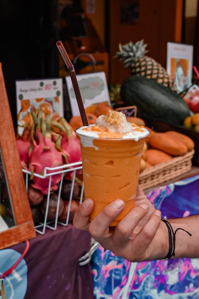 je goûte à mon premier mango sticky rice de Thaïlande