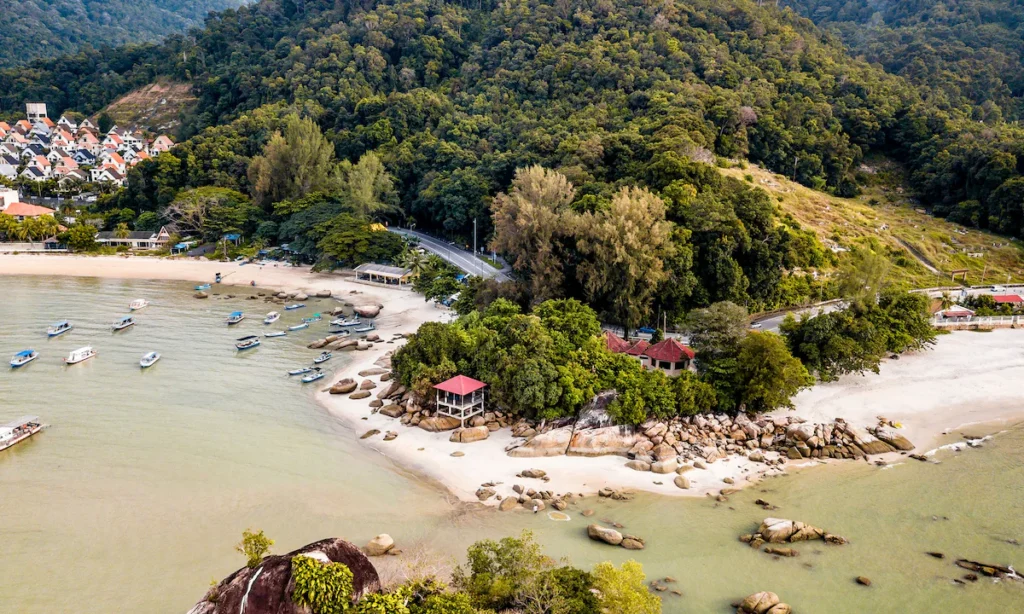 la magnifique plage de Batu Ferringhi située à Penang
