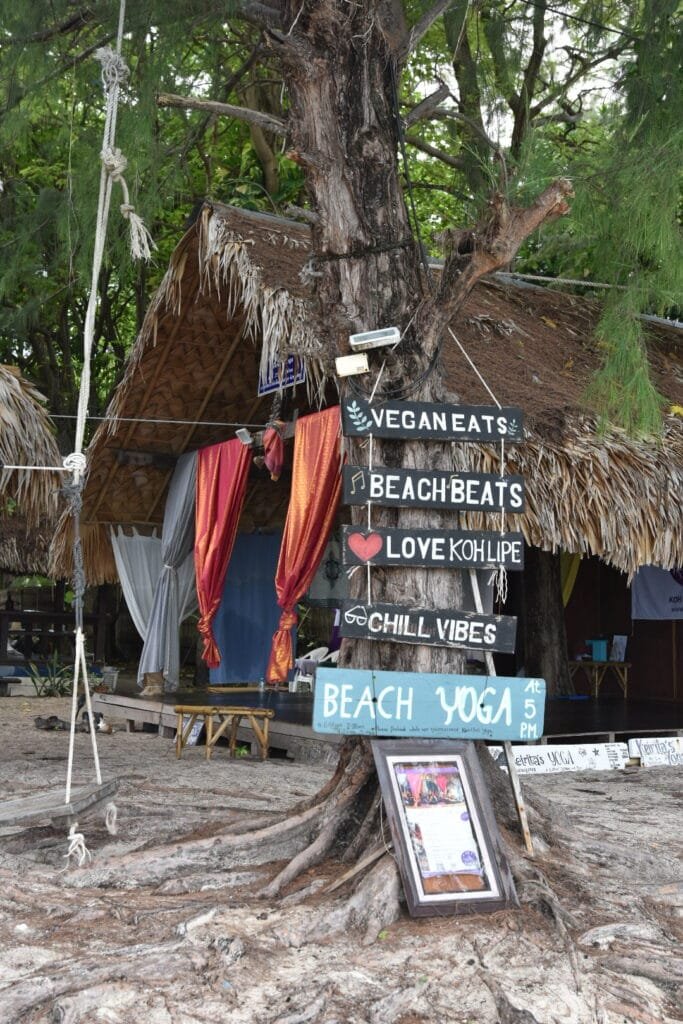 Yoga sur la sunrise beach, une activité à faire à Koh Lipe