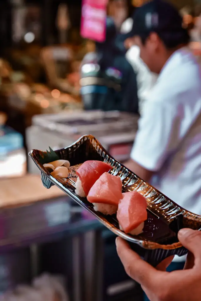 On goûte les sushis japonais