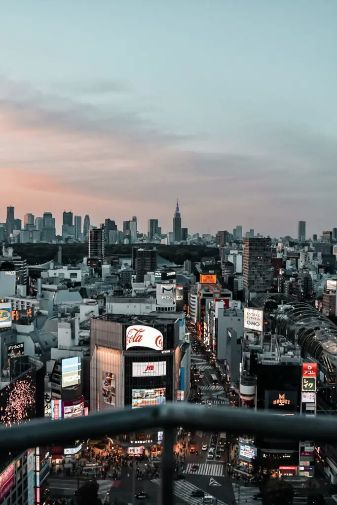 vue sur le scramble crossing de Tokyo depuis un rooftop