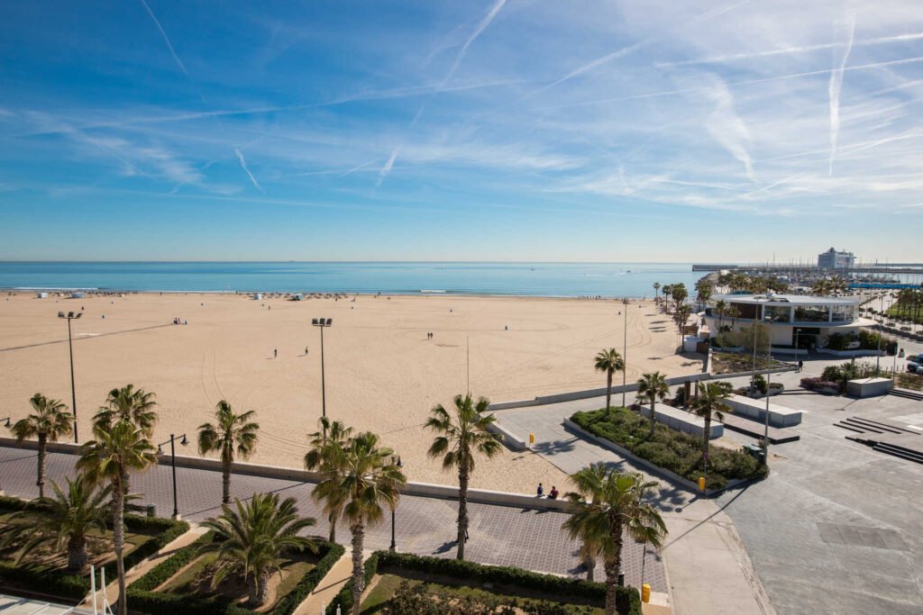 plage située à 30min de Valence