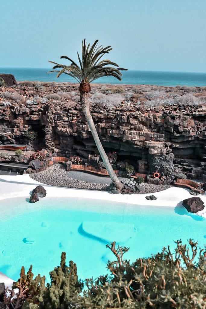 La magnifique piscine de Los Jameos del Agua