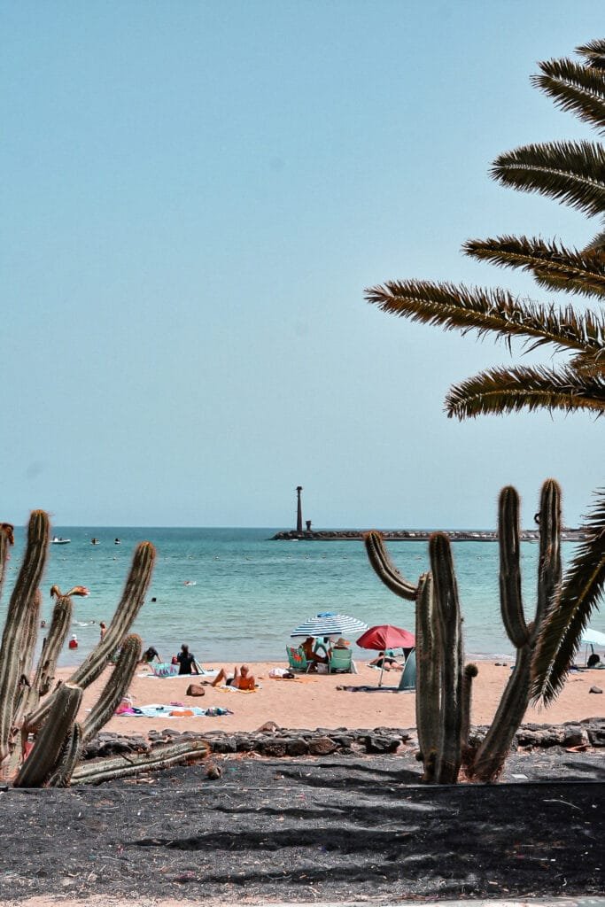 La jolie plage de Costa Teguise est pleine d'activités nautiques