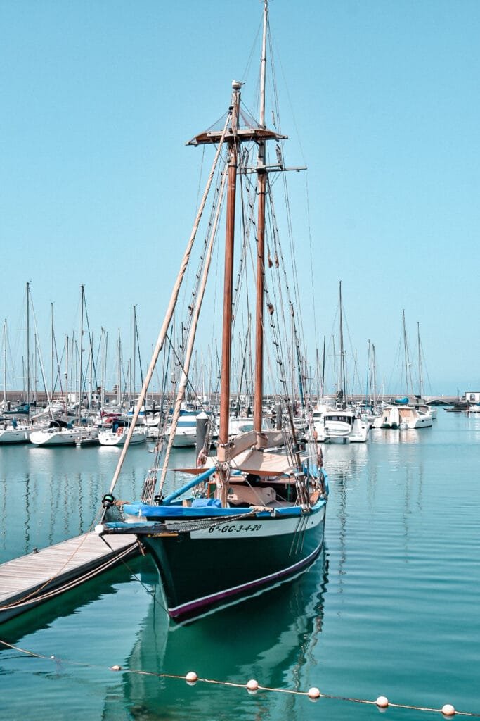 Un beau bateau sur le port de Playa Blanca