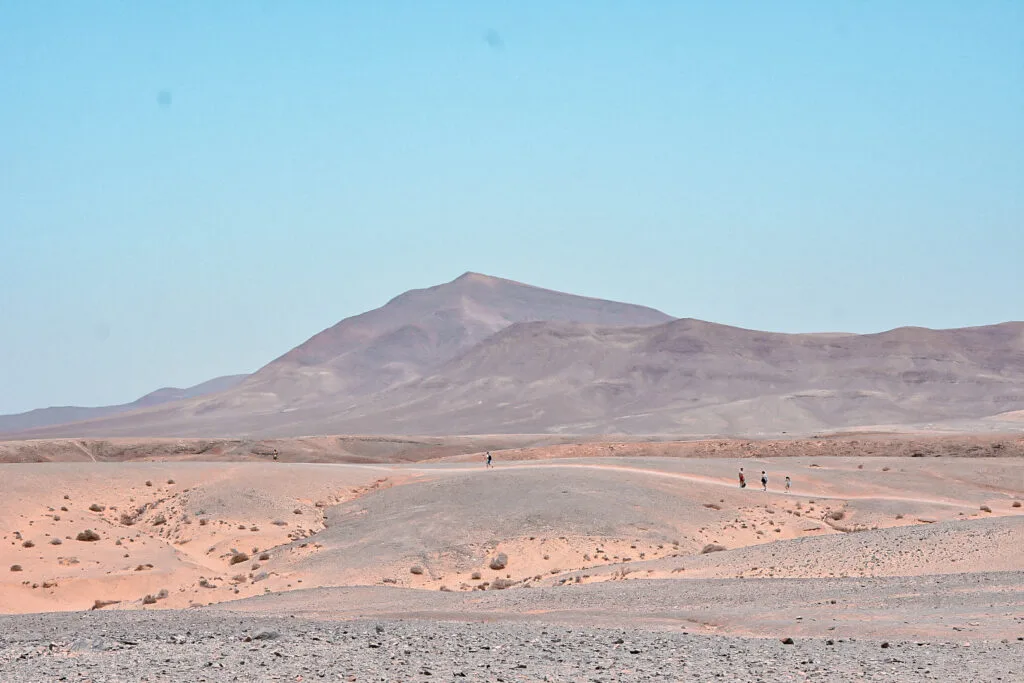Où dormir à Lanzarote ? Mes endroits préférés 2 Que faire à Lanzarote en une semaine : vue sur les terres arides et formations rocheuses