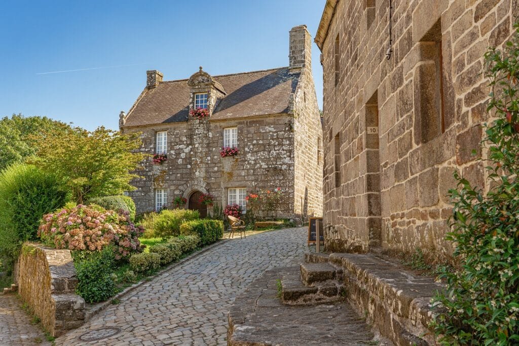 Promenade dans le village de Locronan en Bretagne