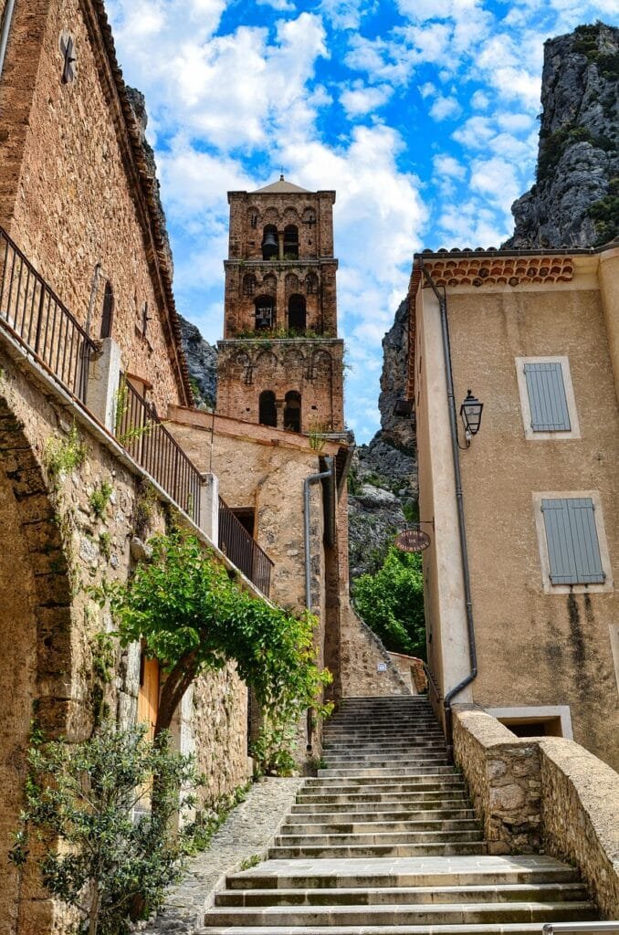 Moustier Sainte Marie est un village à voir au moins une fois dans sa vie